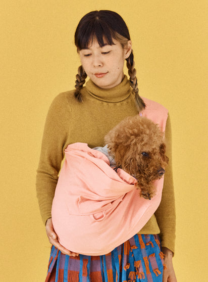 お座り姿勢が犬用抱っこ紐の基本姿勢です