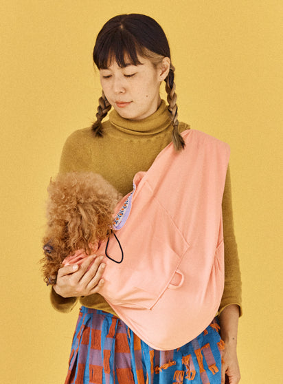 ERVAのドッグスリングは伏せ抱っこも可能。