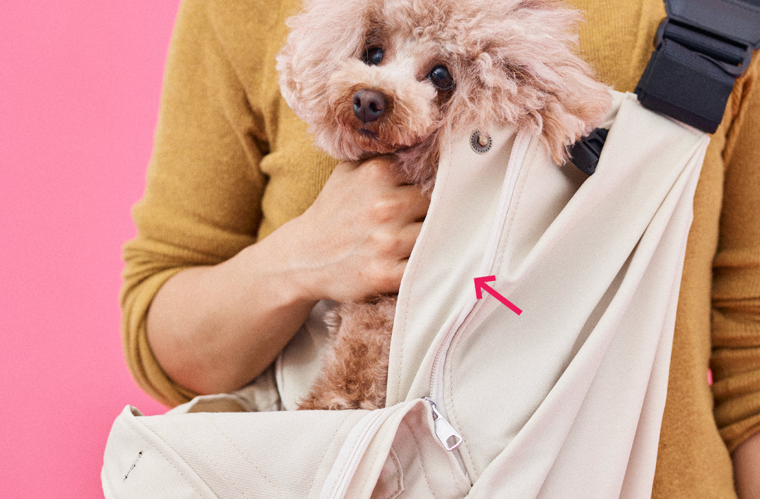 ファスナーで愛犬の毛を巻き込まないようにファスナーの下に布をあてています。