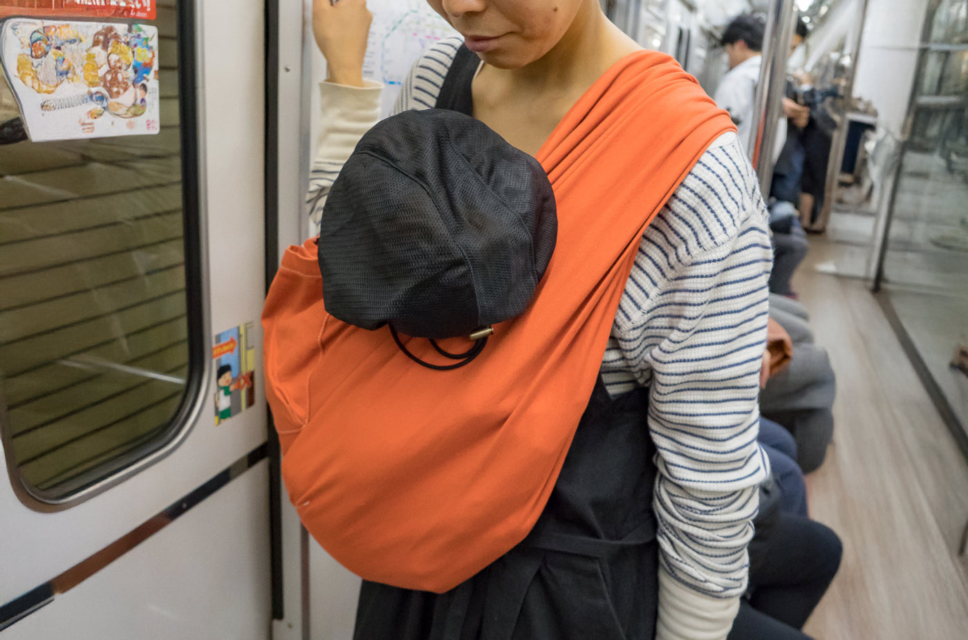 メッシュカバーでお顔を隠せば、電車、バス、地下鉄など公共交通機関が利用できます