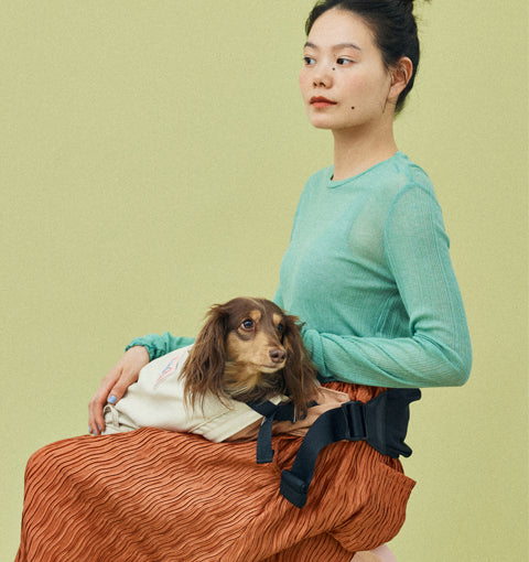 ドッグスリングを使えば膝の上での抱っこも簡単。甘えたい小型犬にぴったりの使いやすさ。
