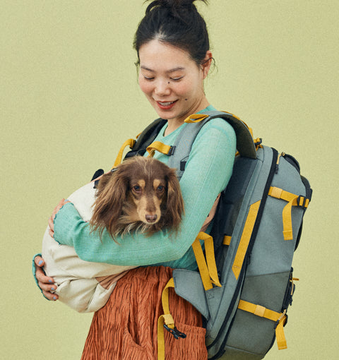 リュックを背負っても背中がかさばらないドッグスリング。背中がすっきりして快適に抱っこできます。