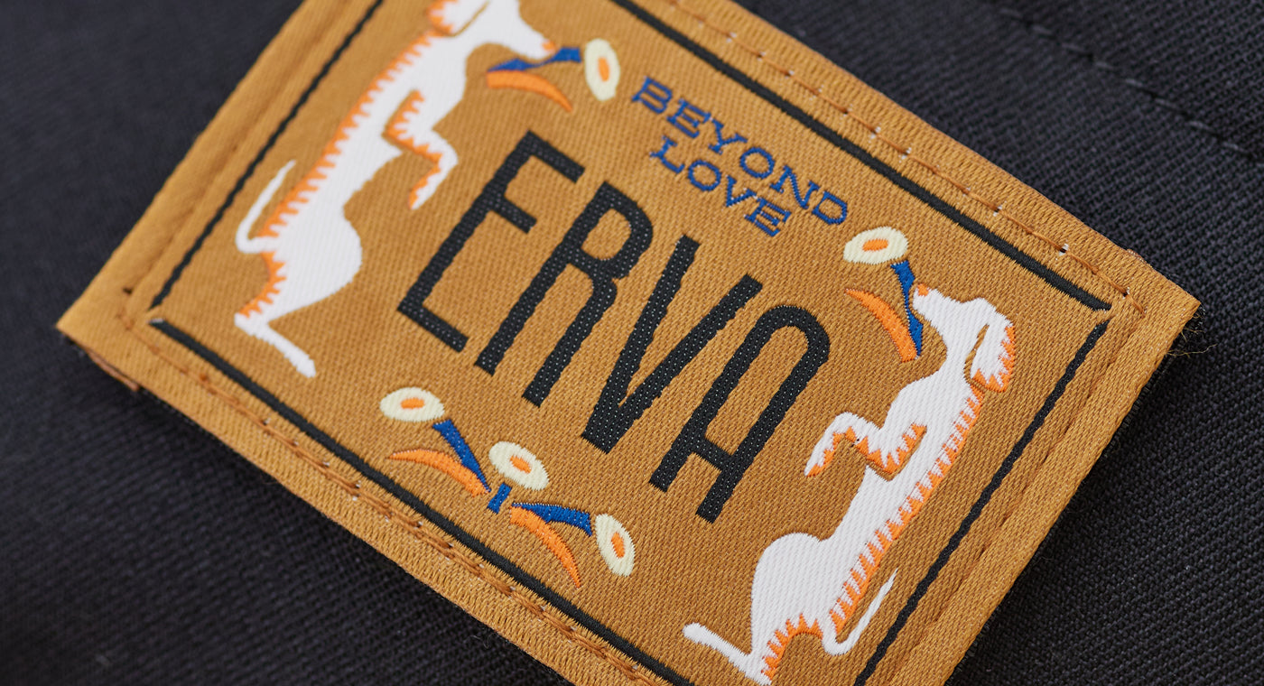 ERVAドッグスリングには、お守りの象徴としてたんぽぽの刺繍が施され、愛犬との暮らしを優しく守ります。