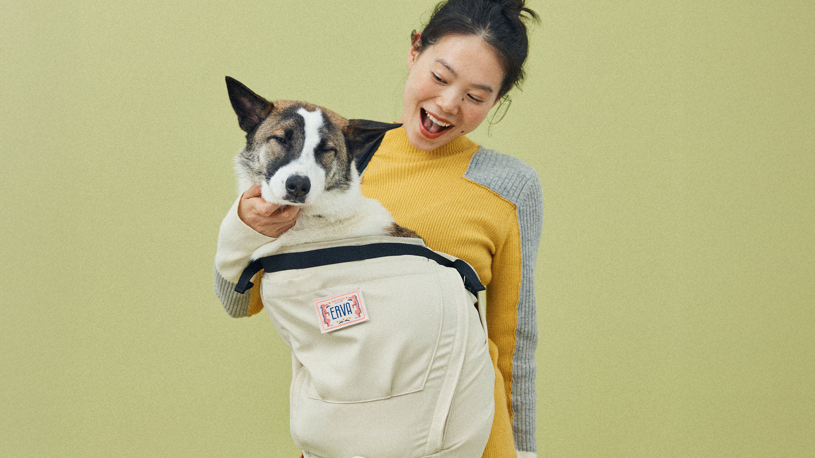 マルチ・ドッグスリング(ふんわりライトベージュ)。1〜20kgの小型犬・中型犬を安全に抱っこできる犬用抱っこ紐。