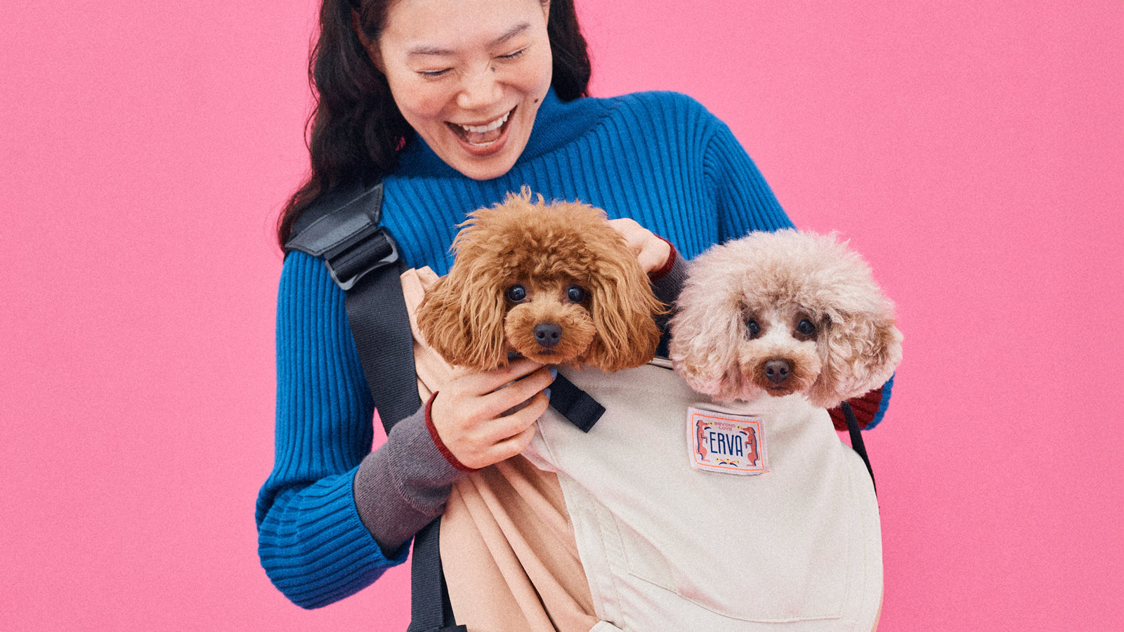 日本製マルチ・ドッグスリング(くつろぎピンクベージュ )。トイプードル2匹など多頭飼いにも対応する小型犬・中型犬用抱っこ紐。