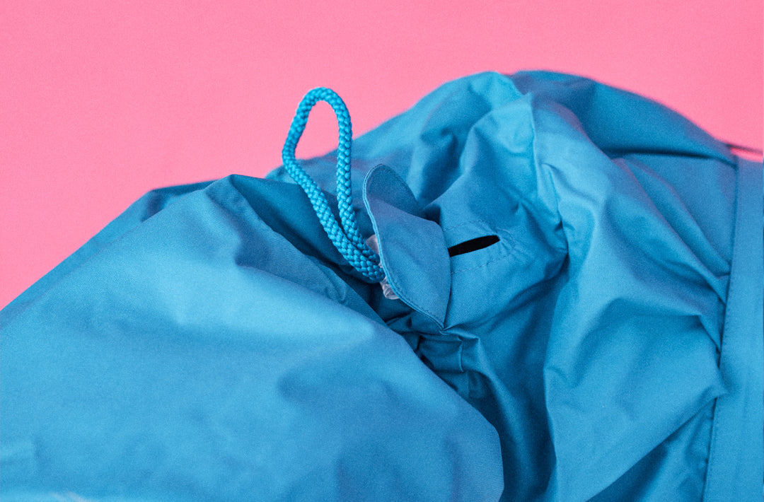 レインカバーはリードを通すことができるホールがあります。