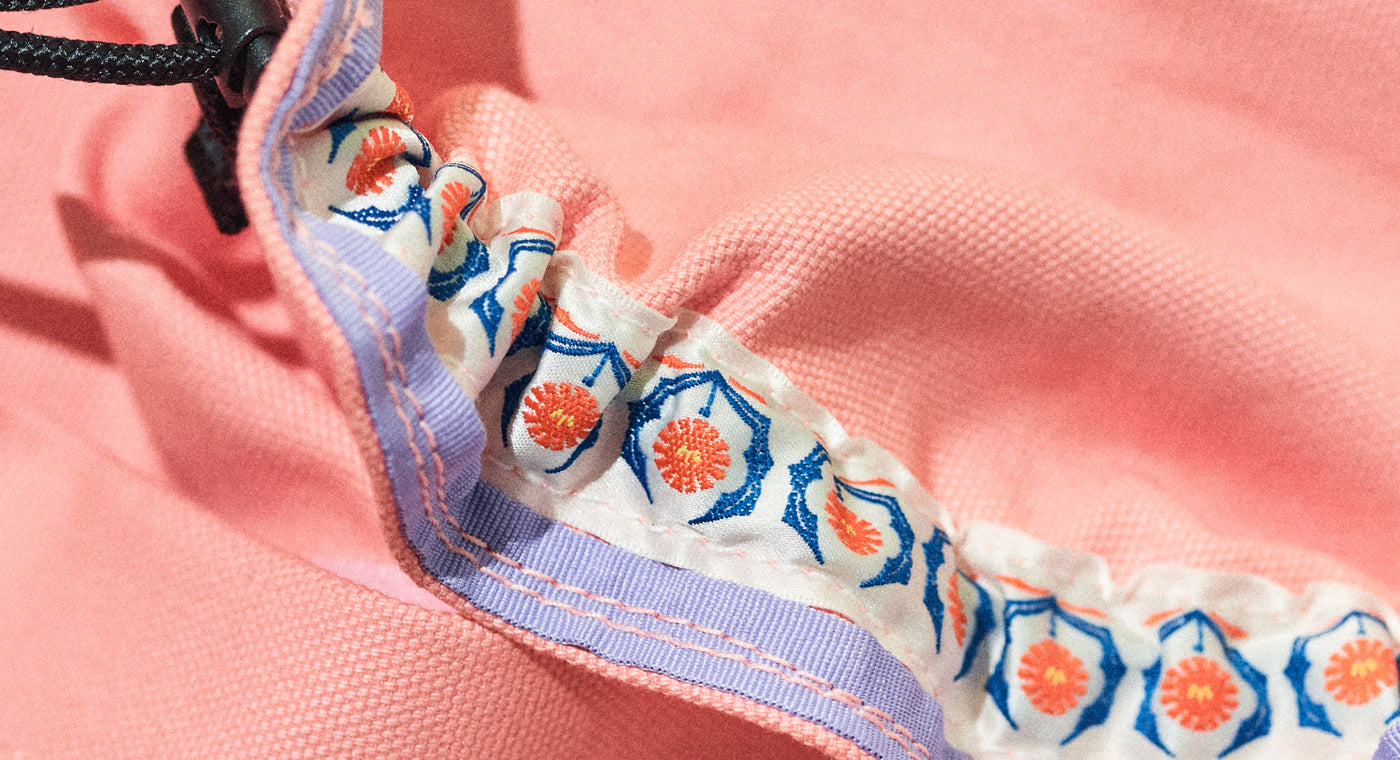 ERVAドッグスリングには、お守りの象徴として力強く咲くたんぽぽの刺繍がデザインされています。