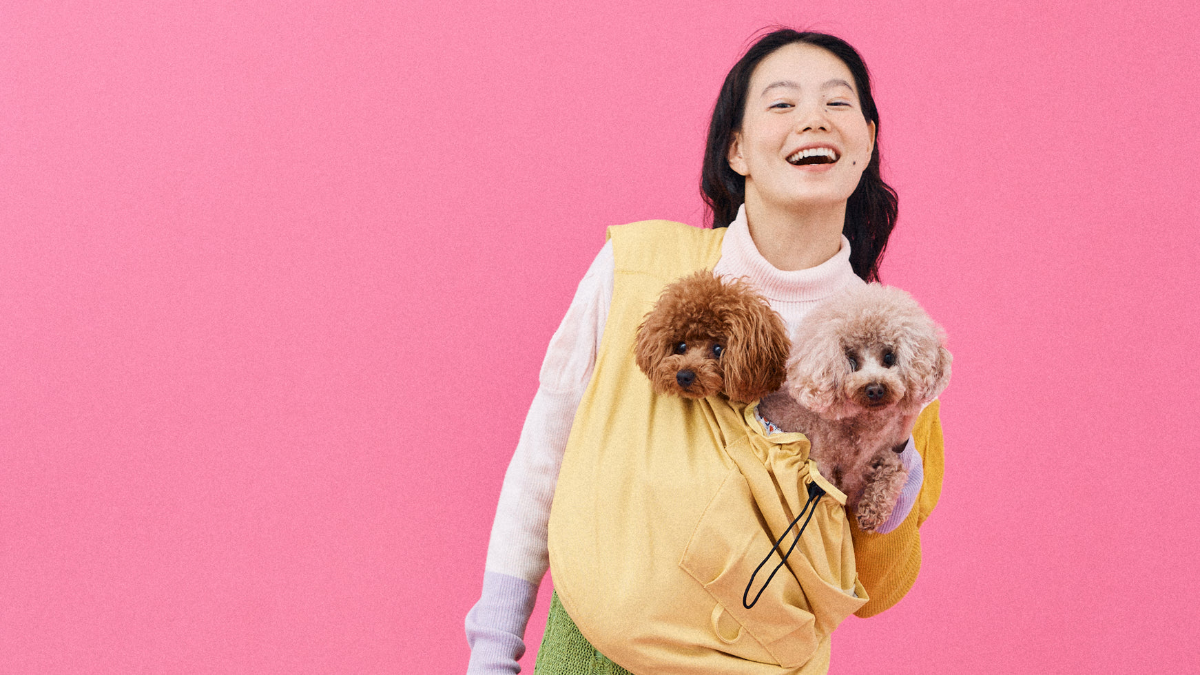 日本製シングル・ドッグスリング(陽だまりイエロー)。トイプードル2匹など多頭飼いにも対応する小型犬・中型犬用抱っこ紐。