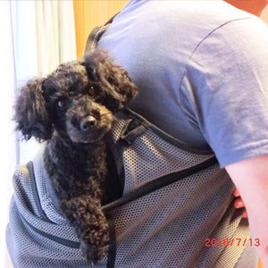 スリングを肩にかけると、中にもぐりこんできます。