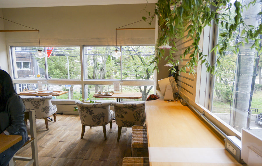 緑が見えるソビノワ店内