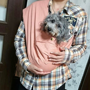 スリングの中でゆったりしています