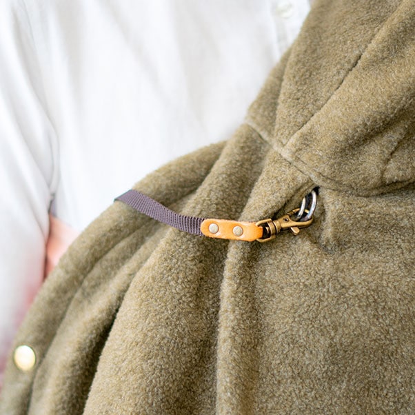 ブランケットの上からも飛び出しもうしようストラップがつけられます