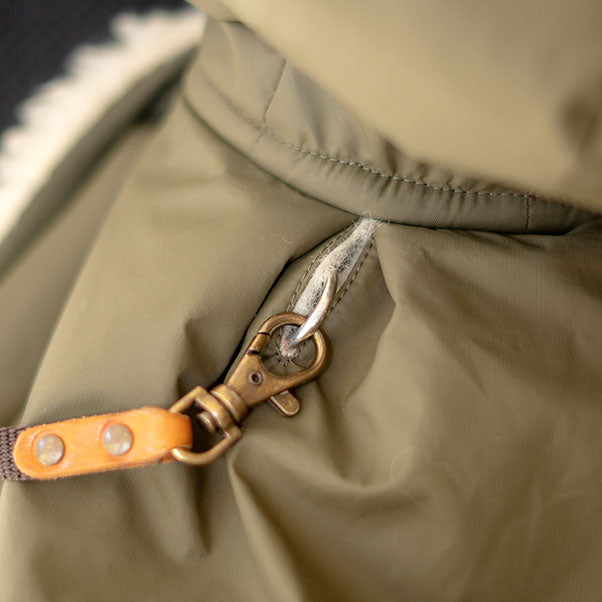 ボアブランケットの上からでも飛び出し防止用ストラップがつけられます