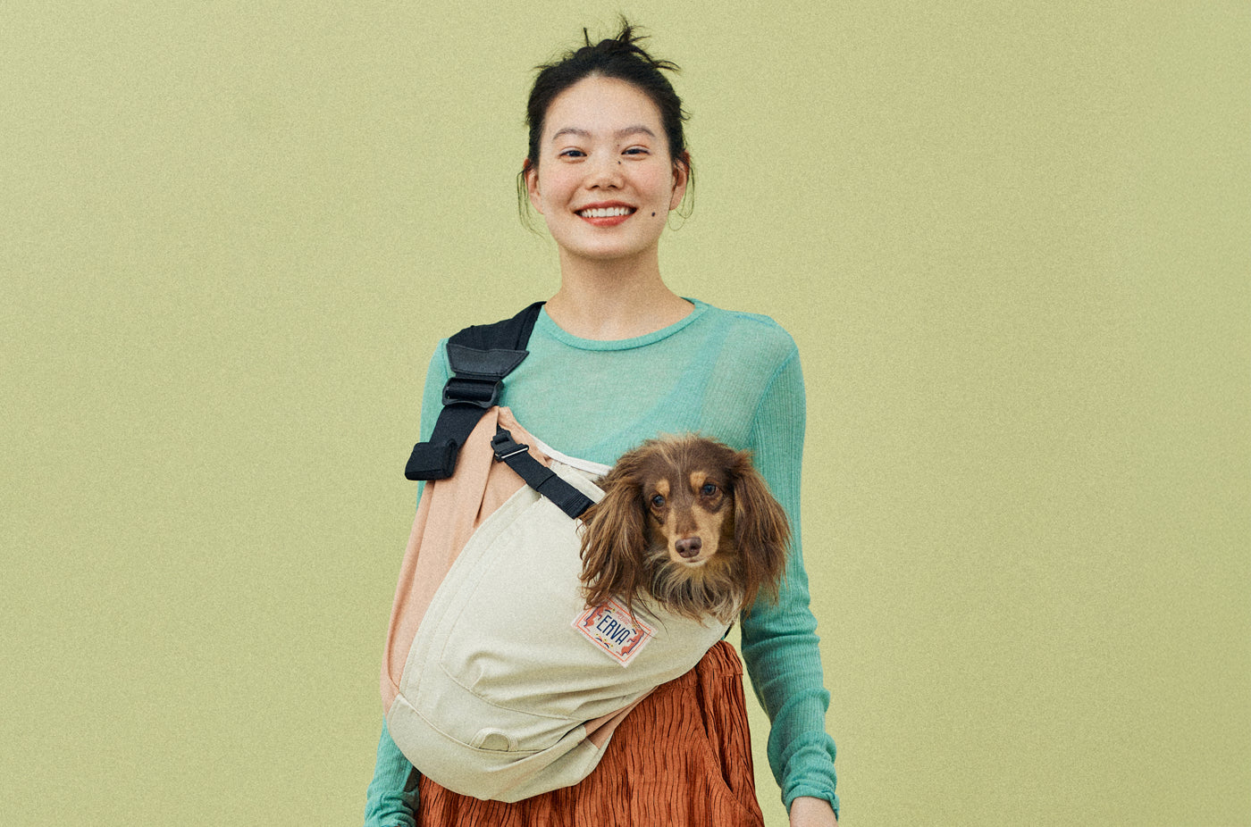 ダックスフンドなど胴長犬種もドッグスリングを安全に利用できます