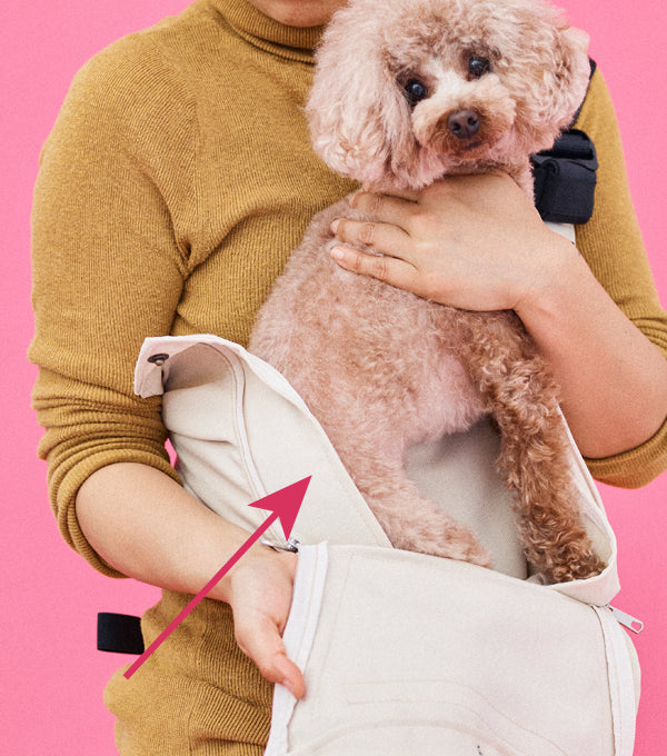 マルチ・ドッグスリングのファスナー部分に7cmの当て布を施し、愛犬の毛が絡みにくい安全設計。