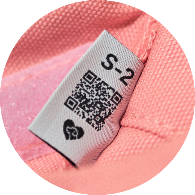 ERVAドッグスリングには、QRコードタグがついています。読み取ると保護犬の情報にアクセスでき、保護活動に参加可能。