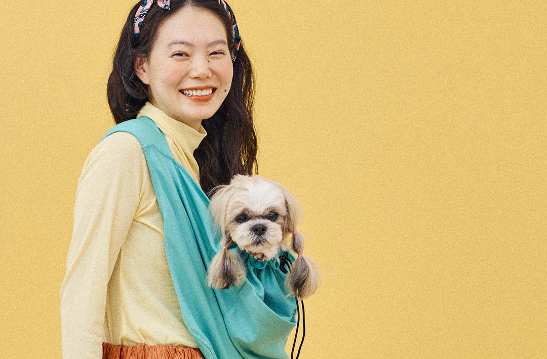 軽量設計の犬用キャリーバッグ。日常の散歩やお出かけに使いやすく、急な移動にもさっと対応できる便利アイテム。